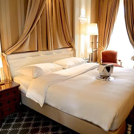 Carlton Boutique 4*