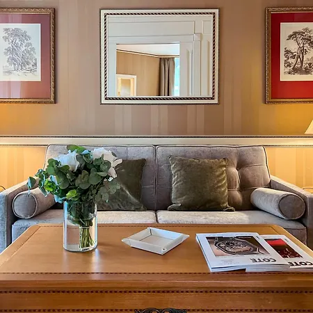מלון Carlton Boutique 4*