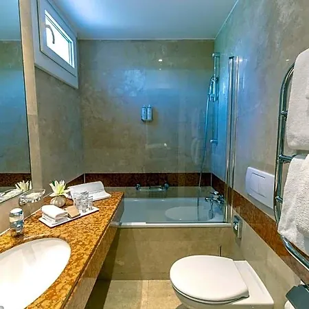 Carlton Boutique Hotel 4*