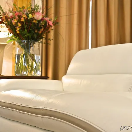 מלון Carlton Boutique 4*