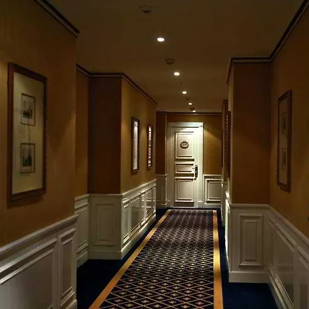 Carlton Boutique Hotel