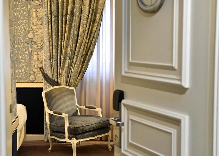 Отель Carlton Boutique 4*