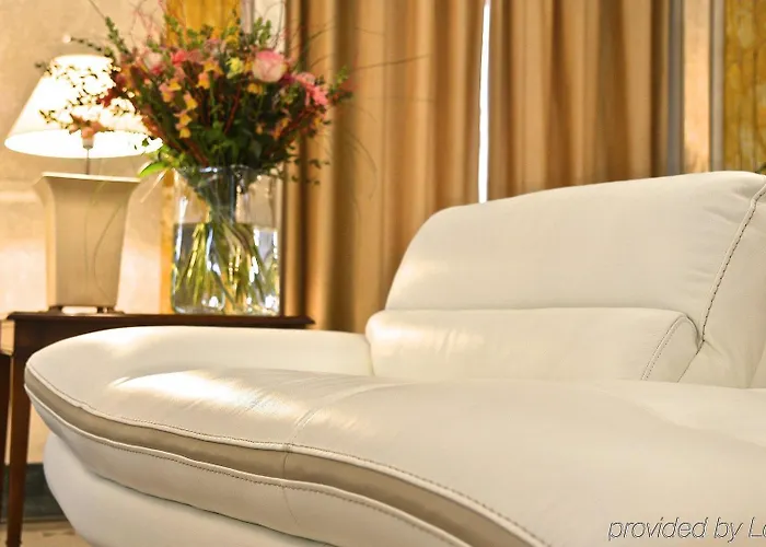 Отель Carlton Boutique 4*