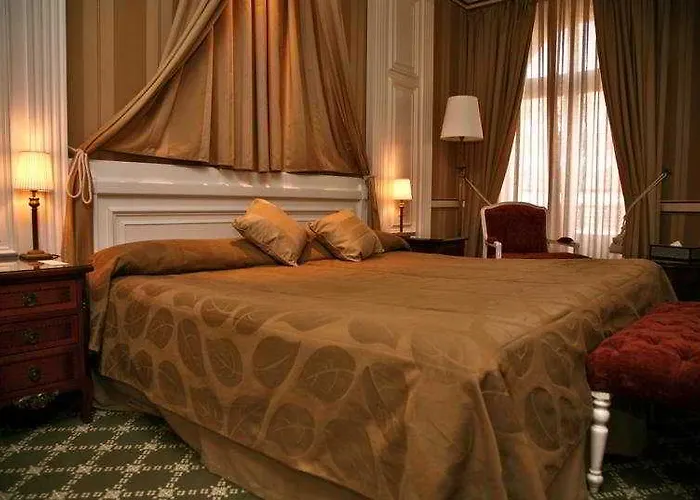 Отель Carlton Boutique